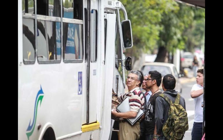 La Alianza de Camioneros y un grupo de subrogatarios anunciaron que mañana cobrarían en siete pesos el pasaje del transporte público. ARCHIVO /