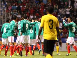 Los jugadores de la selección mexicana celebran uno de los cuatro goles en el partido que los califica al Mundial de Turquía 2013. AFP /