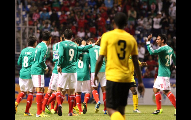 Los jugadores de la selección mexicana celebran uno de los cuatro goles en el partido que los califica al Mundial de Turquía 2013. AFP /