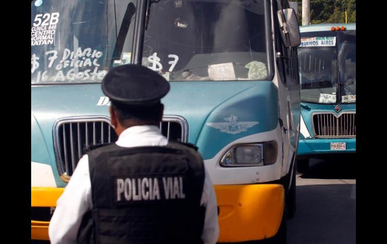 Refieren que es lamentable que los transportistas sólo quieran llenarse los bolsillos de dinero. ARCHIVO /