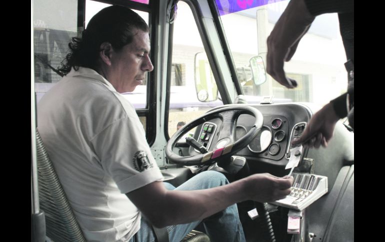 De acuerdo con la Secretaría de Vialidad, los pasajeros deben pagar hoy seis pesos; los camioneros que cobren más serán multados. EL INFORMADOR /