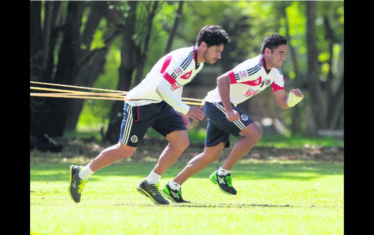 Preocupación. Rafa Márquez Lugo (izquierda) entrenó el lunes al 100% en Las Cañadas, pero ayer ya no concluyó el entrenamiento. EL INFORMADOR /