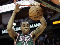 John Henson y los Bucks logran su segundo triunfo consecutivo. AP /