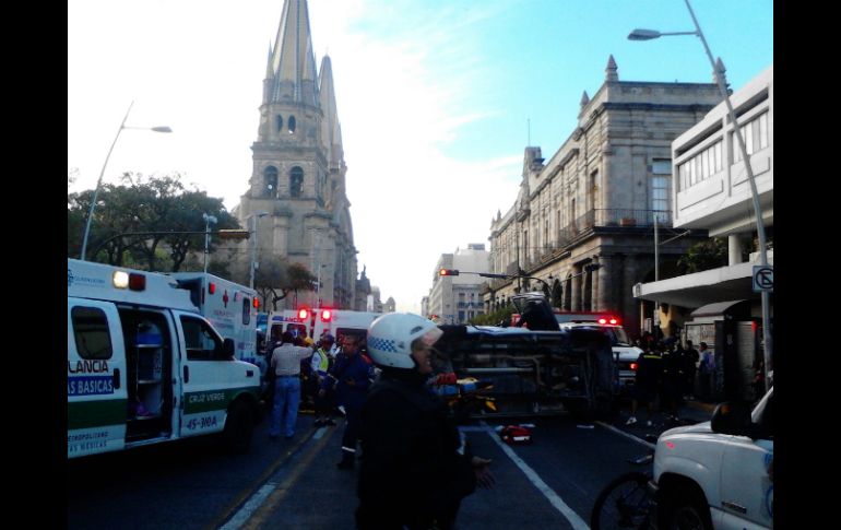 Presumen que el conductor de una camioneta fue el causante de la volcadura.  /