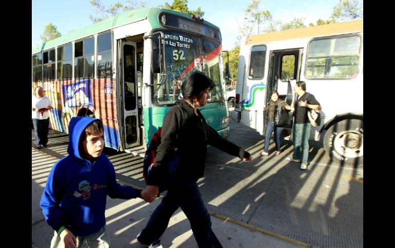 Algunos usuarios del tranporte público prefieren caminar a pagar los siete pesos que cobran algunas rutas por pasaje.  /