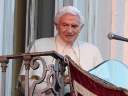 Benedicto XVI saluda a sus seguidores en la plaza de la Libertad de Castelgandolfo, su nueva residencia durante los próximos dos meses. EFE /