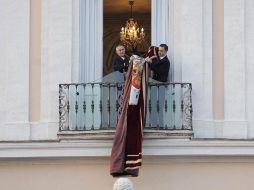 Trabajadores del Vaticano retiran el tapiz con el escudo de armas del Papa Benedicto XVI del balcón de Castel Gandolfo. EFE /