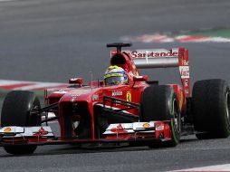 Felipe Massa siguen afinando detalles en el nuevo F138. AFP /