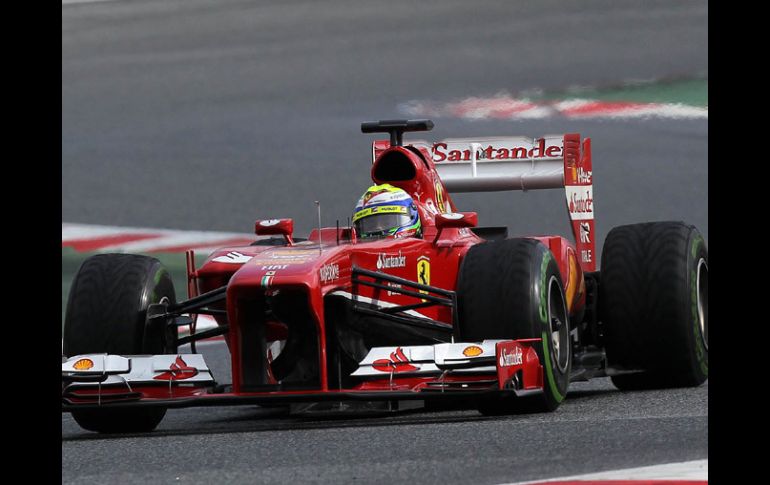 Felipe Massa siguen afinando detalles en el nuevo F138. AFP /