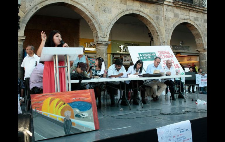 Aspectos del tribunal que se instaló afuera de Palacio de Gobierno.  /