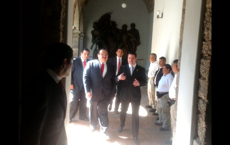 Aristóteles Sandoval Díaz, durante su recorrido por el interior del Palacio de Gobierno de Jalisco.  /