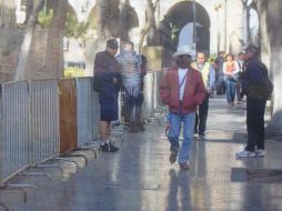 Estiman que permitan el libre acceso a las plazas públicas alrededor de las 13:00 horas.  /