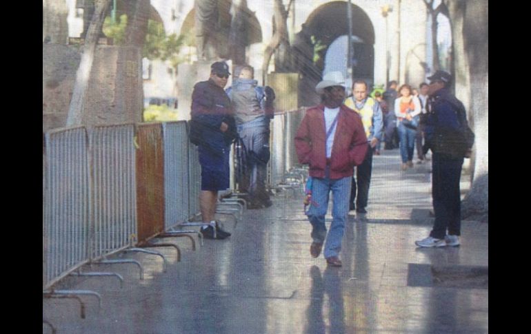 Estiman que permitan el libre acceso a las plazas públicas alrededor de las 13:00 horas.  /