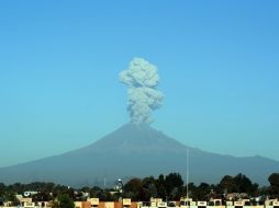 Se recomendó a las autoridades locales mantener el radio de seguridad de 12 kilómetros en torno al cráter del volcán. ARCHIVO /