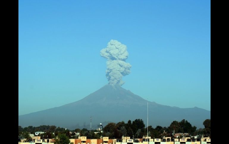 Se recomendó a las autoridades locales mantener el radio de seguridad de 12 kilómetros en torno al cráter del volcán. ARCHIVO /