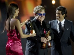 Elton durante el momento en el que recibe sus ''gaviotas'' de manos de los conductores del Festival. AFP /