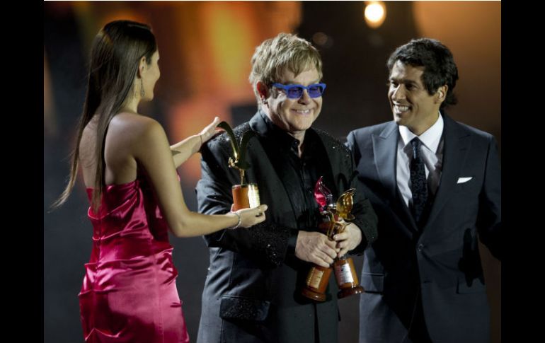 Elton durante el momento en el que recibe sus ''gaviotas'' de manos de los conductores del Festival. AFP /