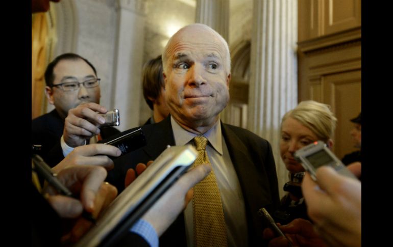 McCain se declara complacido por informar y recibir opiniones y recomendaciones sobre el tema inmigratorio. ARCHIVO /