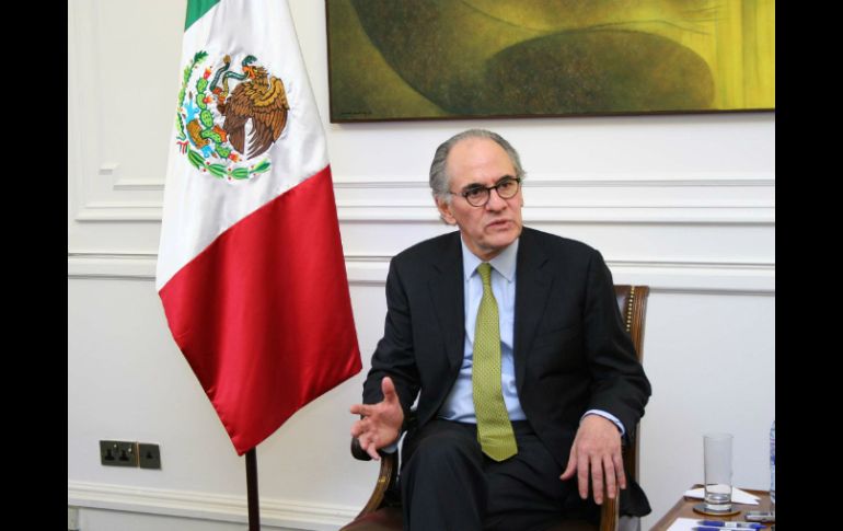 El aspirante a director general de la OMC ofrece una rueda de prensa en la embajada mexicana de Londres. NTX /