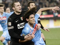 Chiellini detiene de los brazos al delantero Cavani del Nápoles. AFP /