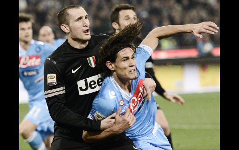 Chiellini detiene de los brazos al delantero Cavani del Nápoles. AFP /