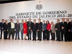 En la portada, aparece la foto oficial de todos los integrantes del gabinete de Aristóteles Sandoval.  /