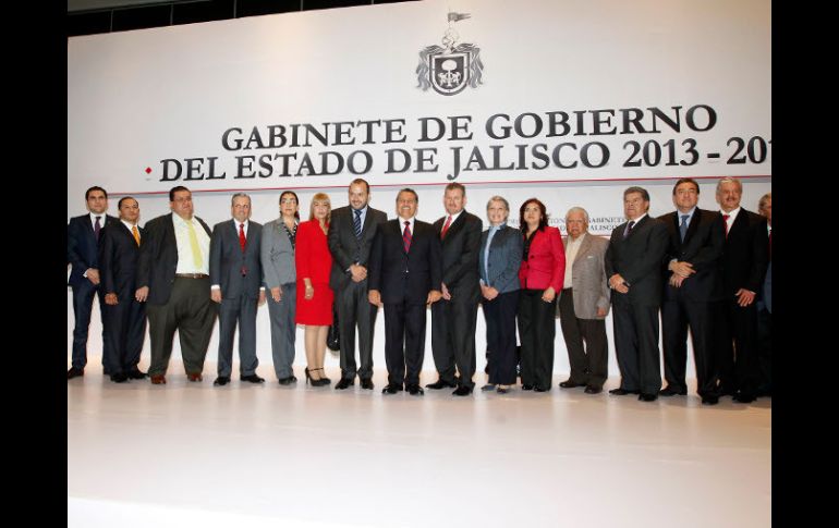 En la portada, aparece la foto oficial de todos los integrantes del gabinete de Aristóteles Sandoval.  /