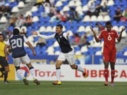 Mario Rodríguez (centro) festeja el primer gol anotado ante los cubanos. EFE /