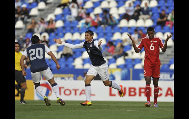 Mario Rodríguez (centro) festeja el primer gol anotado ante los cubanos. EFE /