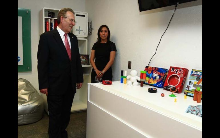 El embajador también visitó una de las plantas de la empresa estadunidense Hewlett Packard.  /