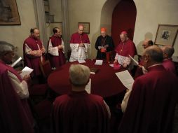 El cardenal Tarcisio Bertone (c), secretario de Estado Vaticano, es el actual  administrador de la Santa Sede hasta la elección. EFE /