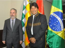 El presidente boliviano, Evo Morales (d), y el canciller brasileño, Antonio Patriota (i), hoy sábado 2 de marzo de 2013. EFE /