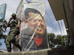 Soldados vigilan el hospital Militar de Caracas donde continúa internado el presidente venezolano, Hugo Chávez. EFE /