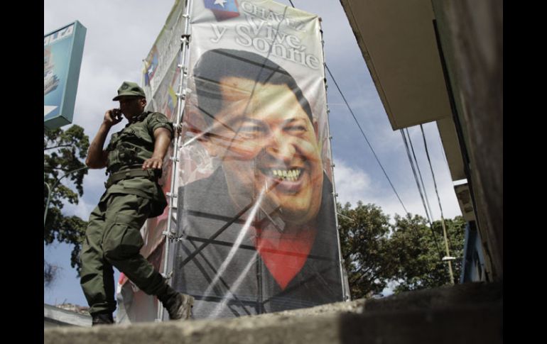 Soldados vigilan el hospital Militar de Caracas donde continúa internado el presidente venezolano, Hugo Chávez. EFE /