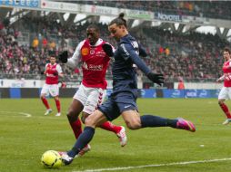 Zlatan Ibrahimovic del París Saint Germain disputa la pelota a Mohamed Fofana del Reims. AP /