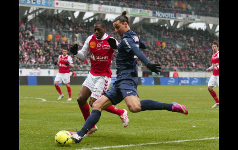 Zlatan Ibrahimovic del París Saint Germain disputa la pelota a Mohamed Fofana del Reims. AP /