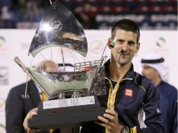 Novak Djokovic sostiene el trofeo que obtuvo en el Torneo de Tenis de Dubai. EFE /