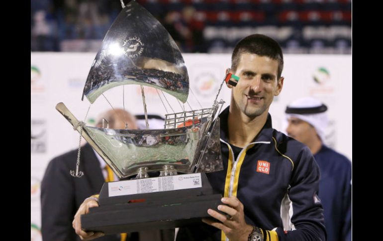 Novak Djokovic sostiene el trofeo que obtuvo en el Torneo de Tenis de Dubai. EFE /