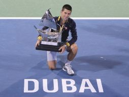 Novak Djokovic posa con el trofeo del título logrado en Dubai. EFE /