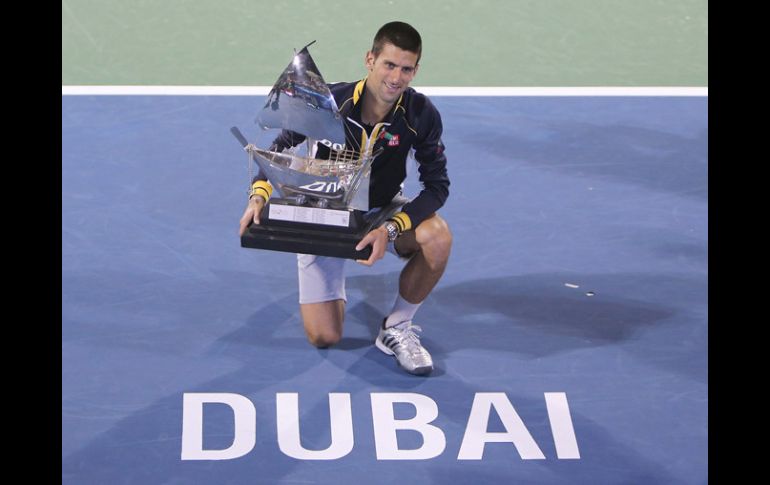 Novak Djokovic posa con el trofeo del título logrado en Dubai. EFE /