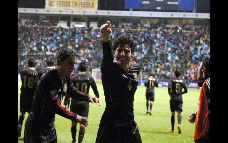 Briseño festeja uno de los goles con los que México venció a El Salvador. AFP /