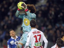 Guillermo Ochoa sale y corta un centro a su área, durante el partido ante el Bastia. AFP /