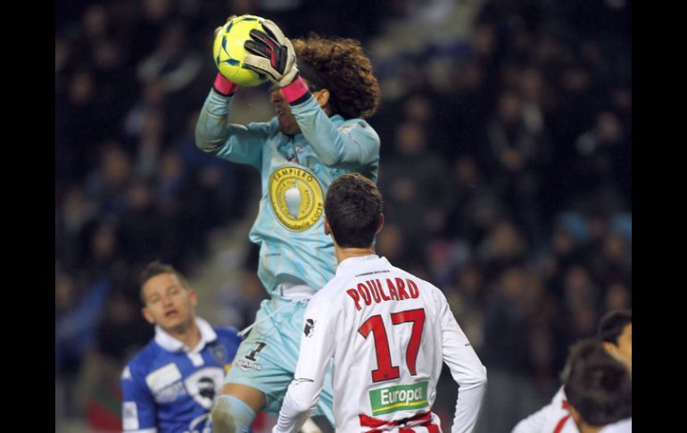 Guillermo Ochoa sale y corta un centro a su área, durante el partido ante el Bastia. AFP /