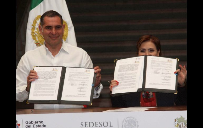 La titular de la Sedesol y el gobernador de Oaxaca presentan el Acuerdo Integral de la Cruzada. NTX /