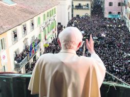 Despedida. Benedicto XVI saludando a sus seguidores desde el balcón de Castel Gandolfo, Italia, el 28 de febrero.  /