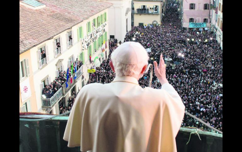 Despedida. Benedicto XVI saludando a sus seguidores desde el balcón de Castel Gandolfo, Italia, el 28 de febrero.  /