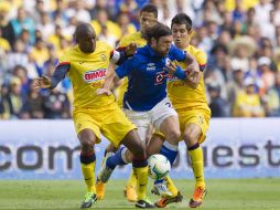 Tres jugadores del América fueron sobre Pavone para quitarle el balón. AFP /