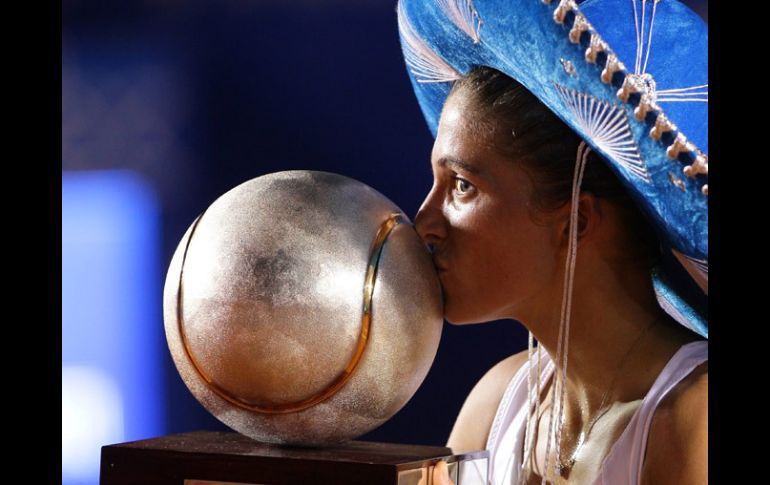 La 'charra' Errani besa el trofeo que ganó en Acapulco. EFE /