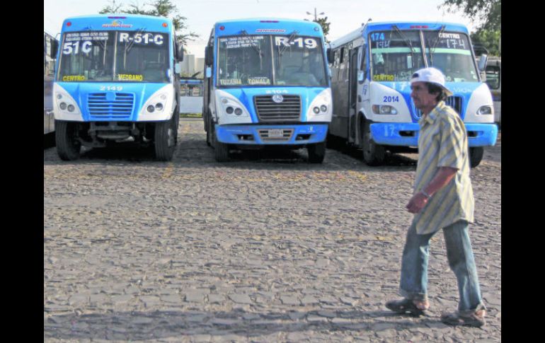 Parados. Autobuses en espera de mantenimiento en la calle Abundancia, Colonia San Miguel de Huentitán. EL INFORMADOR /