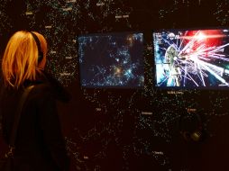 Una  visitante mira una demostración del videojuego EVE Online (2003) . AFP /